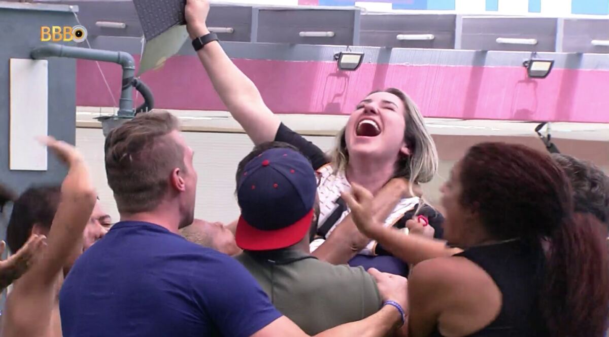 Amanda é levantada pelos brothers após vencer Prova do Anjo no BBB 23