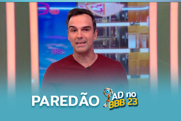 Tadeu Schmidt no cenário do BBB 23 anunciando a formação do Paredão