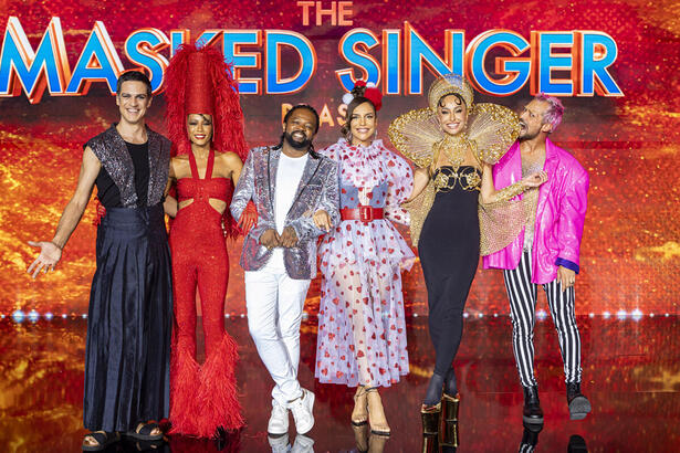 Mateus Solano, Tais Araujo, Xande de Pilares, Ivete Sangalo, Sabrina Sato e Eduardo Sterblicht no The Masked Singer deste (19/02)