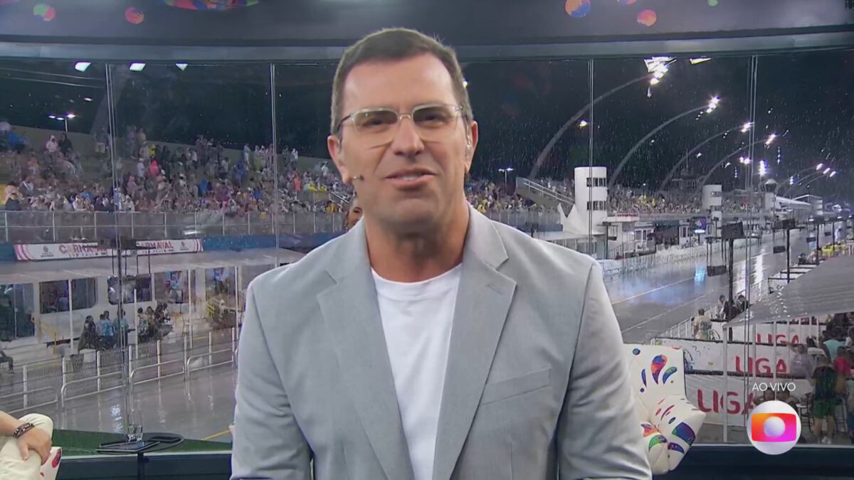 Rodrigo Bocardi no cenário do Globeleza apresentando o segundo dia de Desfiles das Escolas de Samba de São Paulo
