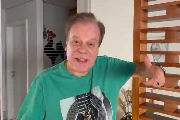 Chico Pinheiro veste camisa verde em vídeo gravado em sua casa defendendo Rodrigo Bocardi sobre críticas no comando da transmissão do Carnaval de São Paulo na TV Globo