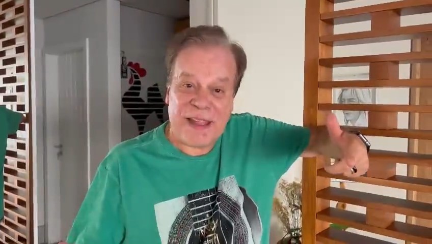 Chico Pinheiro veste camisa verde em vídeo gravado em sua casa defendendo Rodrigo Bocardi sobre críticas no comando da transmissão do Carnaval de São Paulo na TV Globo