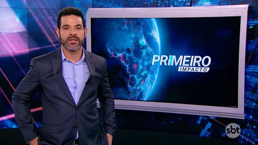 Darlisson Dutra em frente ao telão com o logo do Primeiro Impacto