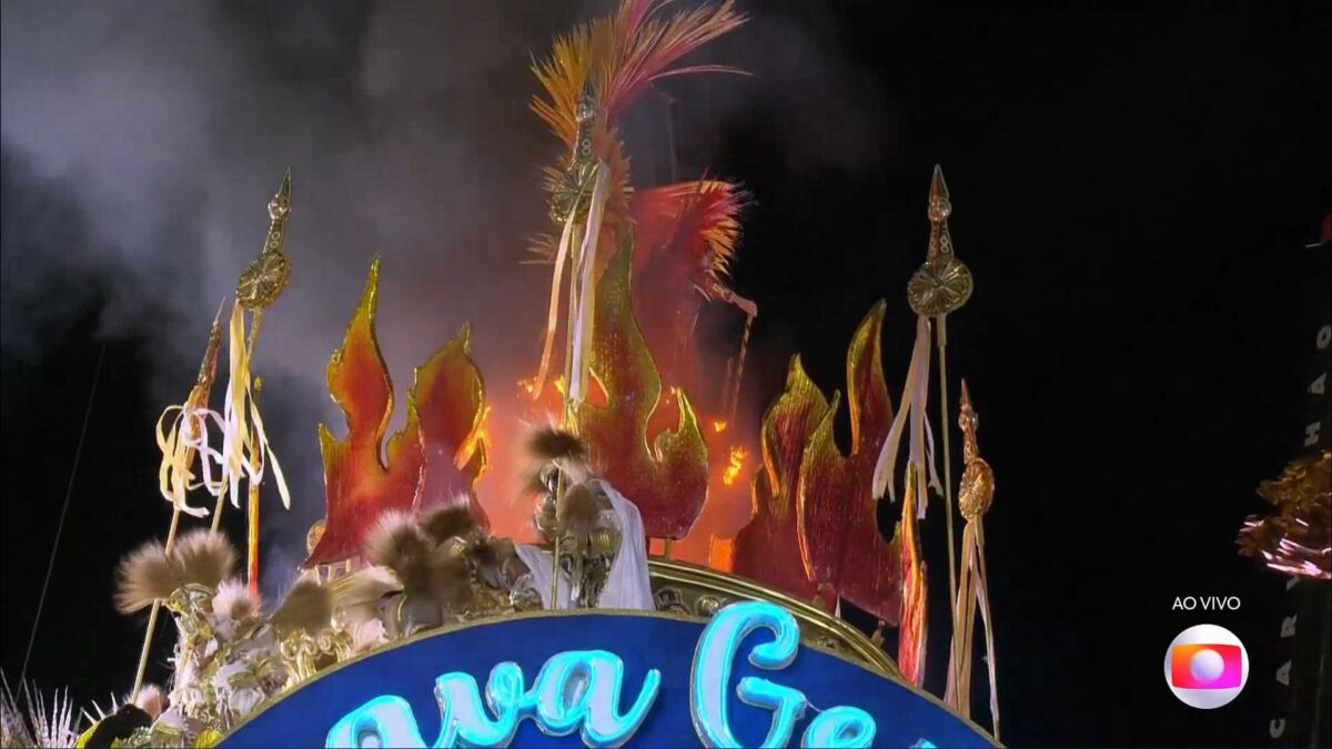 Carro da Beija Flor pegando fogo no Carnaval 2023