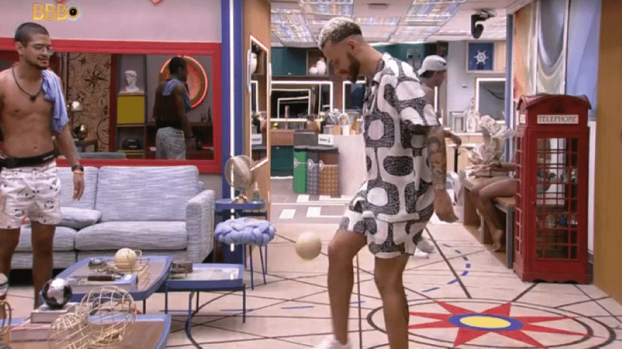 Fred tenta fazer embaixadinha com decoração do BBB 23 após a festa do líder cezar