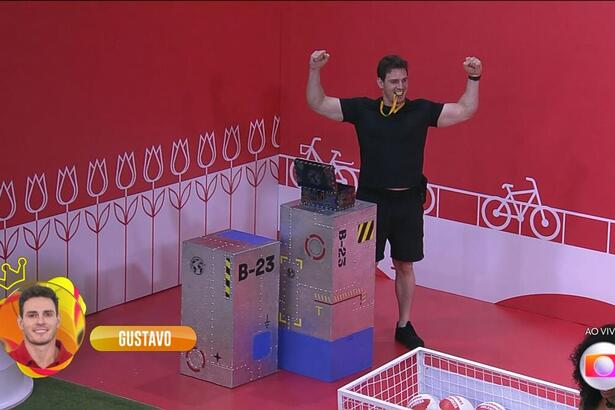 Gustavo levanta os braços mostrando o bíceps em comemoração a 2ª Prova do Líder do BBB 23