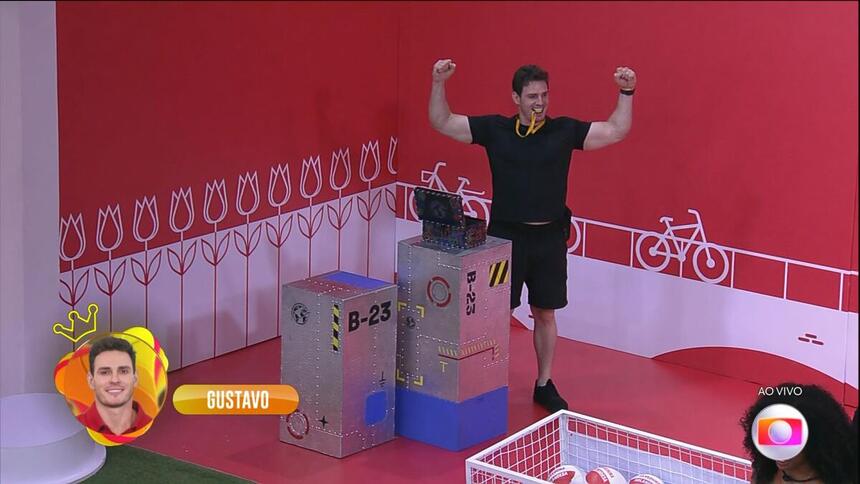 Gustavo levanta os braços mostrando o bíceps em comemoração a 2ª Prova do Líder do BBB 23