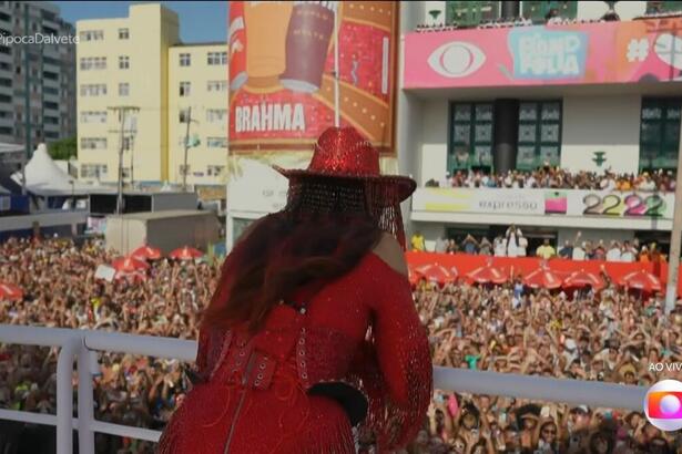 Ivete Sangalo conversa com os foliões, enquanto ao fundo aparece o logo do Band Folia