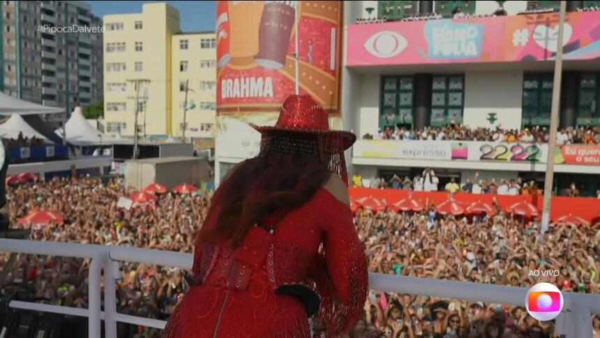 Ivete Sangalo conversa com os foliões, enquanto ao fundo aparece o logo do Band Folia