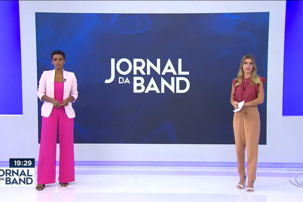 Cynthia Martins e Joana Treptow em frente ao telão do Jornal da Band