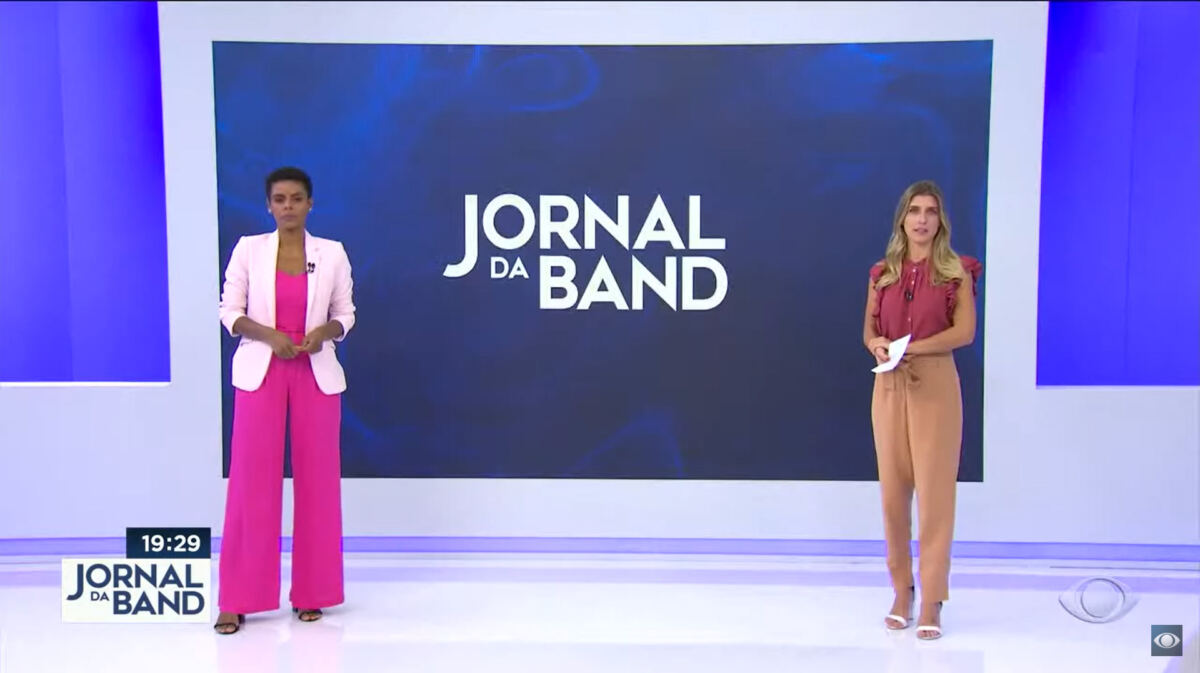 Cynthia Martins e Joana Treptow em frente ao telão do Jornal da Band