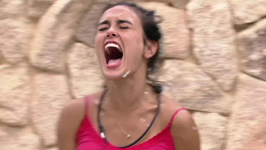 Larissa, com espuma no rosto, irritada, no banheiro do BBB 23