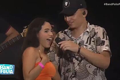 Mirella Santos grita ao lado de João Gomes no palco do Marco Zero na última noite do Carnaval 2023 de Recife