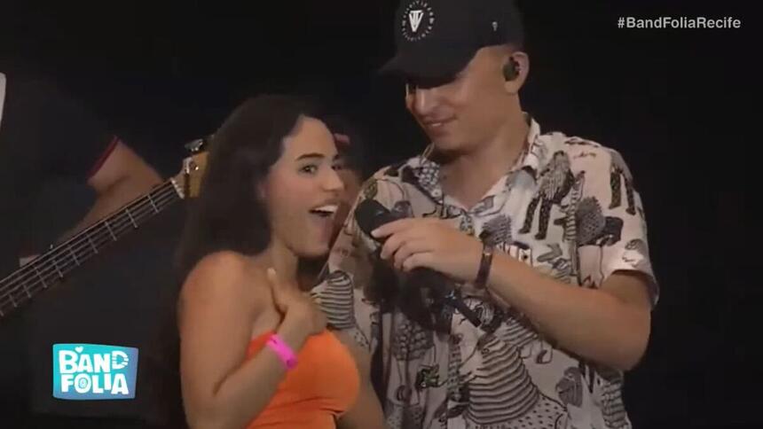 Mirella Santos grita ao lado de João Gomes no palco do Marco Zero na última noite do Carnaval 2023 de Recife