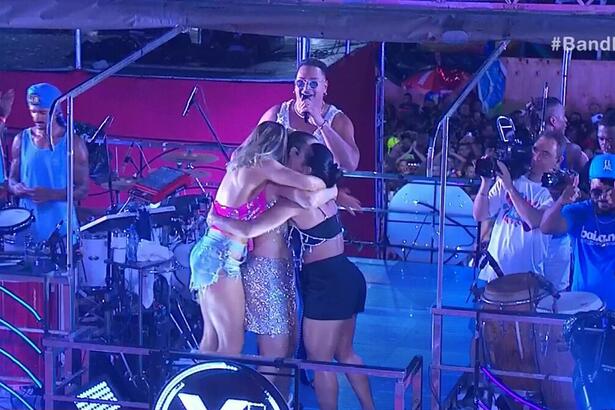 Musas do É o Tchan: Carla Perez, Scheila Carvalho e Sheila Mello se abraçam após dançarem no trio de Xanddy no Band Folia