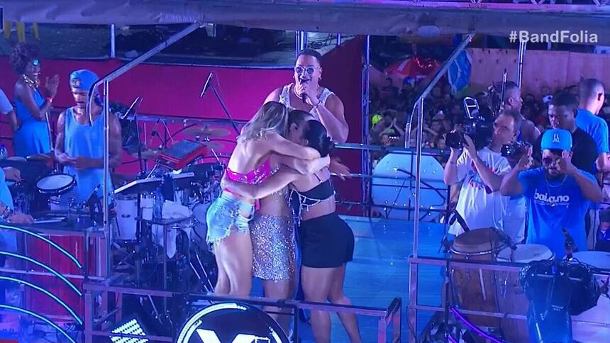 Musas do É o Tchan: Carla Perez, Scheila Carvalho e Sheila Mello se abraçam após dançarem no trio de Xanddy no Band Folia