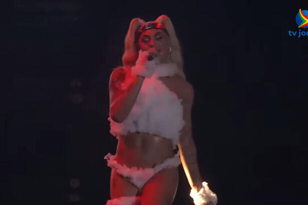 Pabllo Vittar no palco do Marco Zero cantando no Carnaval de Recife