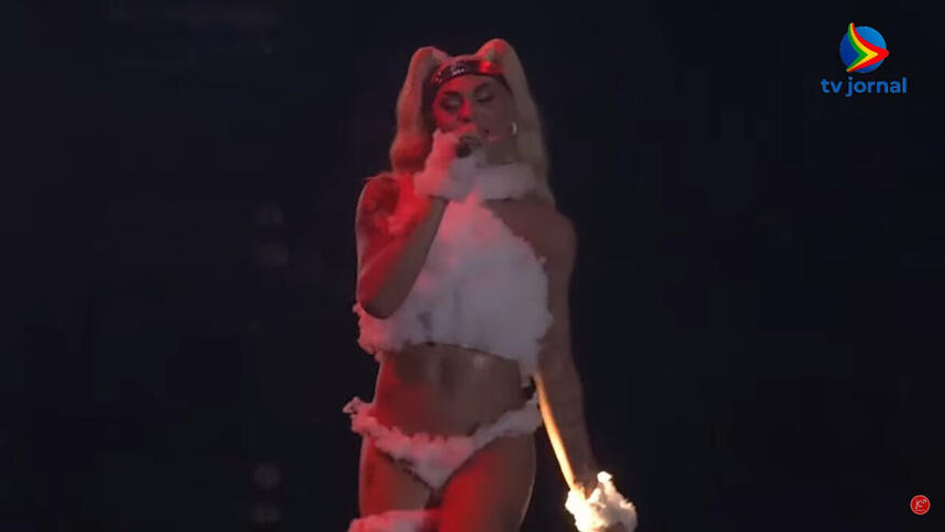 Pabllo Vittar no palco do Marco Zero cantando no Carnaval de Recife