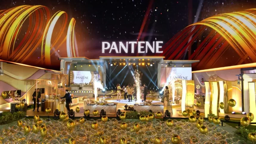 Logo da Pantene sobreposto em arte 3D numa festa do BBB