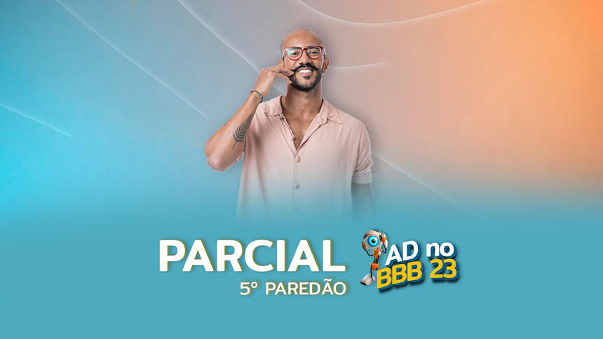 Ricardo com a mão no bigode, sorrindo, de oculos de grau em banner de parcial de enquete