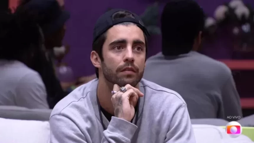 Pedro Scooby com a mão no queixo, em trecho de uma edição do BBB 22