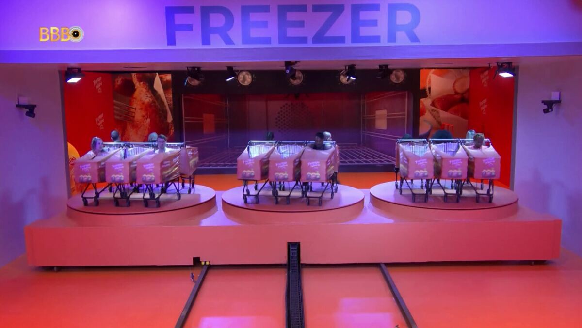 Amanda, Cristian, Aline Wirley, Bruna Griphao, Marvvila, Sarah Aline, Fred Nicácio, Domitila Barros, Mc Guimê e Ricardo girando dentro de carrinhos de compra após 5 horas de Prova do Líder