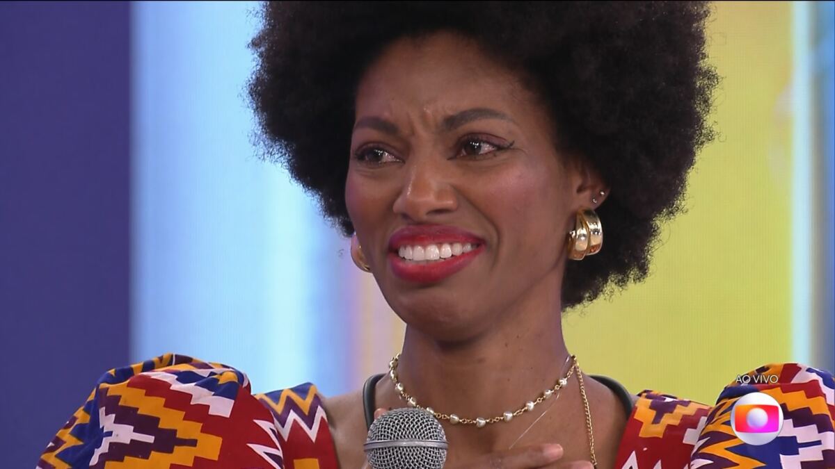 Tina olhando para Tadeu Schmidt e chorando após ser eliminada do BBB 23