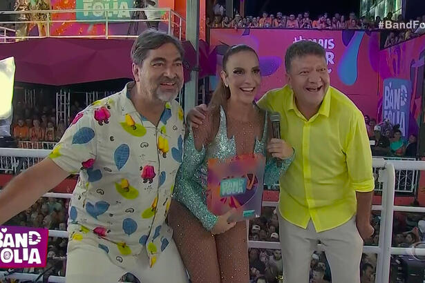 Zeca Camargo, Ivete Sangalo e Betinho posam com o troféu do Band Folia 2023