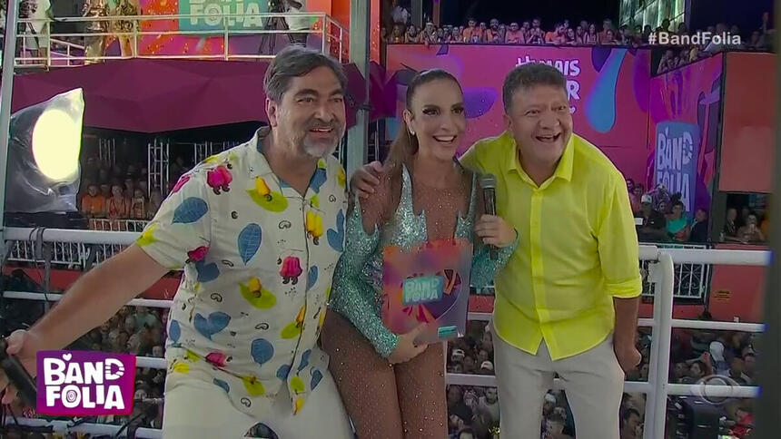 Zeca Camargo, Ivete Sangalo e Betinho posam com o troféu do Band Folia 2023