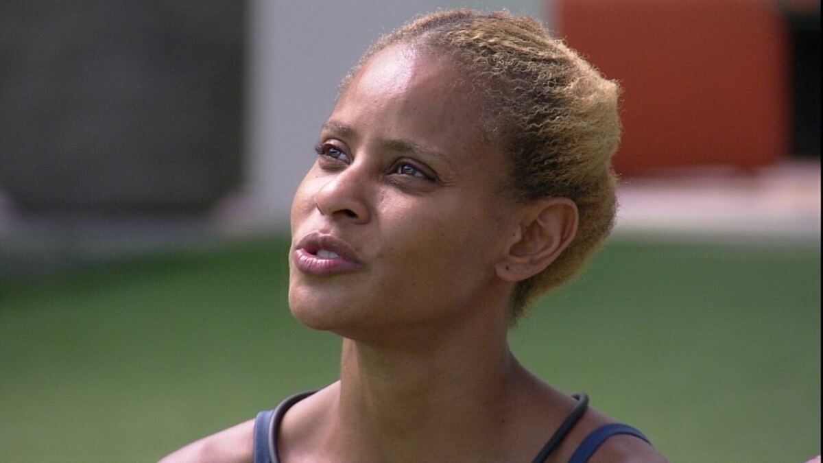 Aline Wirley de top cinza no Jardim do BBB 23