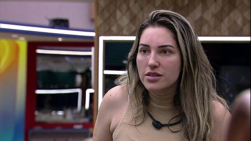 Amanda na Cozinha da Xepa em pé conversando com Aline Wirley