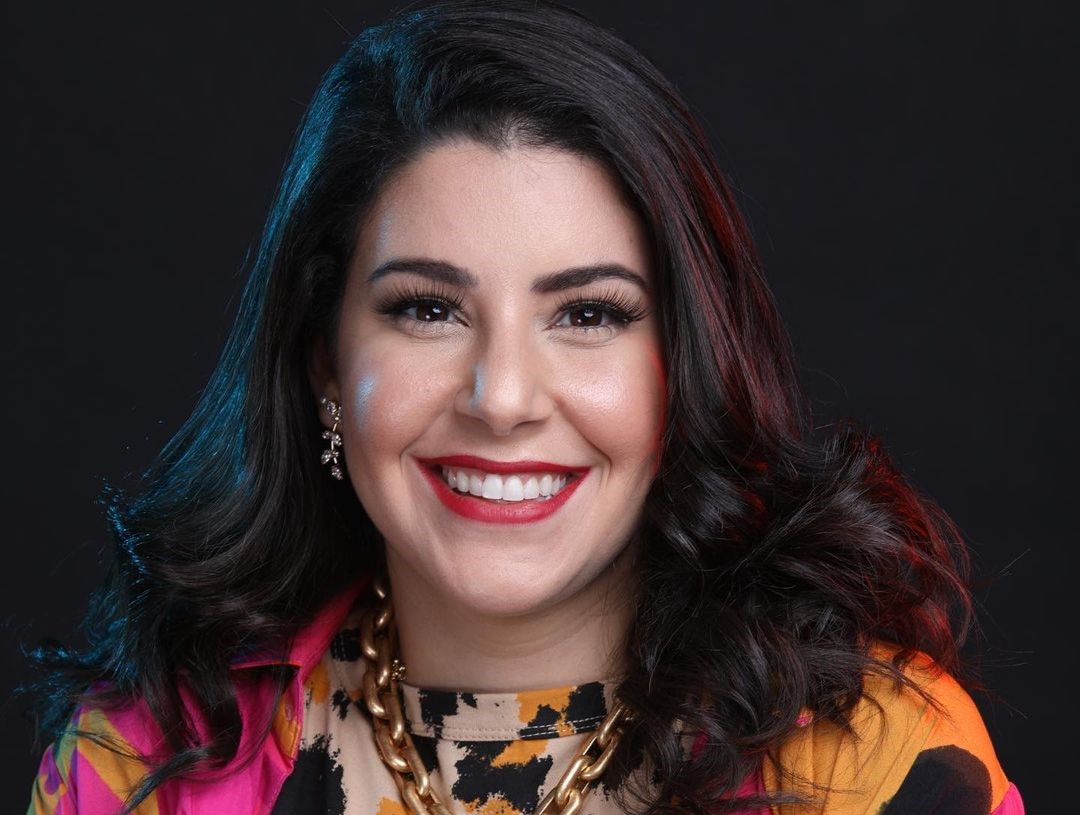 Amanda Maga sorrindo em foto de divulgação do programa Que Arretado