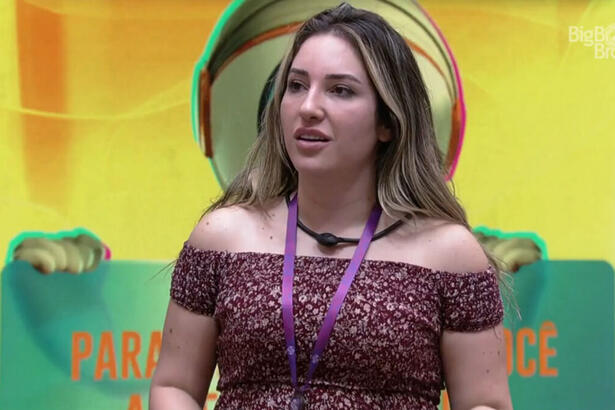 Amanda em pé, na sala do BBB 23, celebrando a compra do Poder Curinga