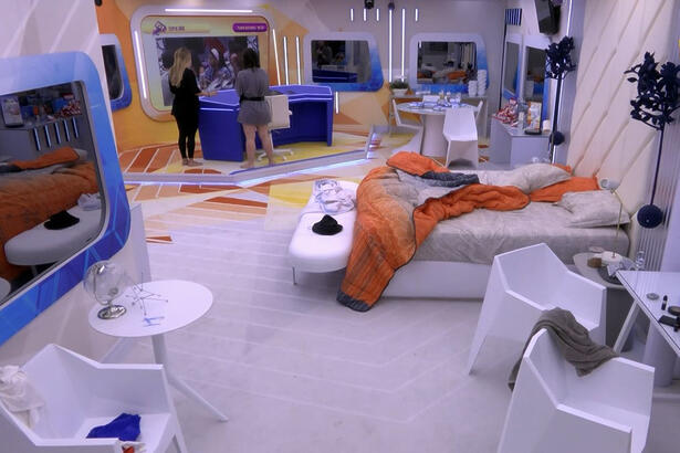 Bruna e Amanda no quarto do líder assistindo a Casa do Reencontro do BBB 23