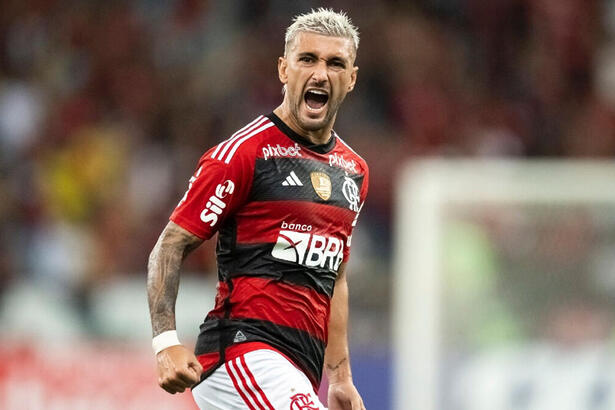 Arrascaeta comemorando um gol contra o Vasco no jogo do Flamengo pelo Cariocão