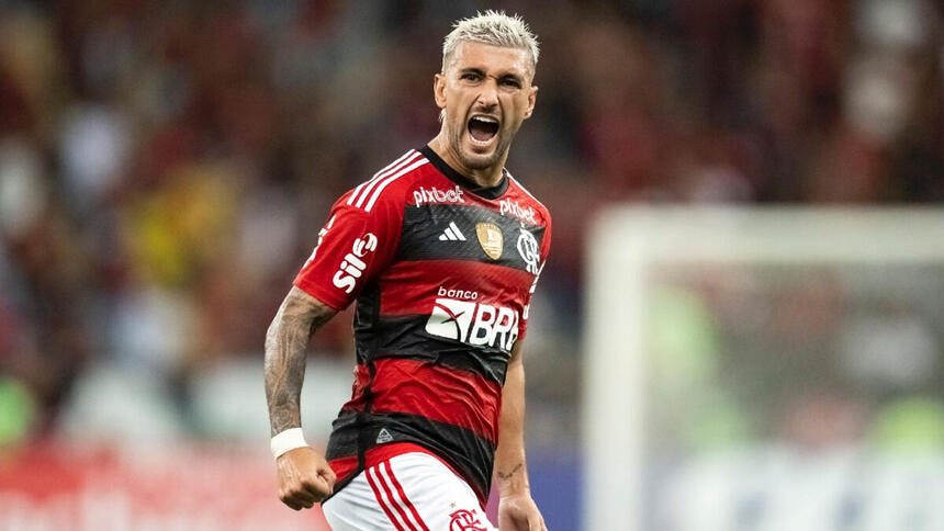 Arrascaeta comemorando um gol contra o Vasco no jogo do Flamengo pelo Cariocão