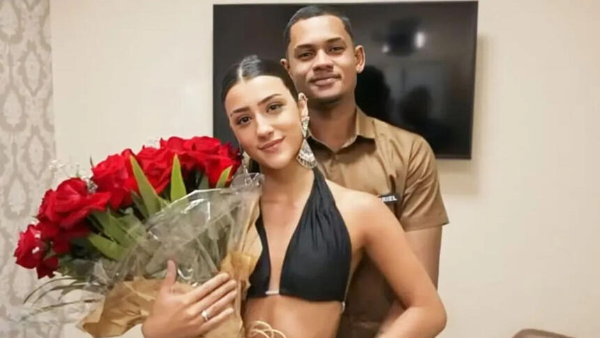 Bia Miranda e Gabriel Roza, abraçados em foto posada. Ela segura um arranjo de rosas