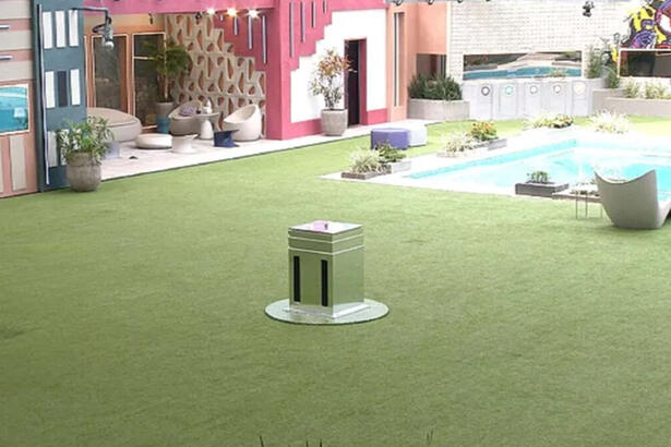 Botão do Quarto Branco no gramado do jardim do BBB 23