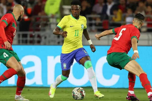 Jogadores de Brasil e Marrocos em campo, em trecho do amistoso