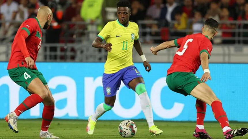 Jogadores de Brasil e Marrocos em campo, em trecho do amistoso