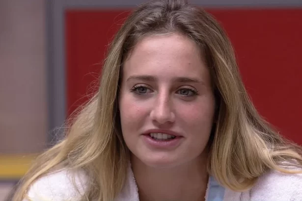 Bruna Griphao de roupão branco, sorrindo, conversando com Fred do BBB 23
