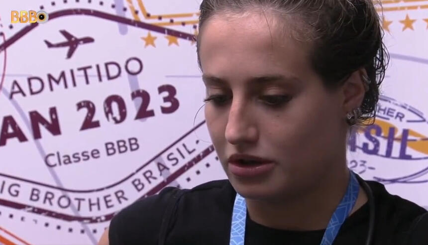 Bruna Griphao de camisa preta e cabeça baixa na dispensa do BBB 23