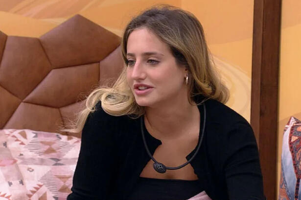 Bruna Griphao sentada no quarto deserto no BBB 23