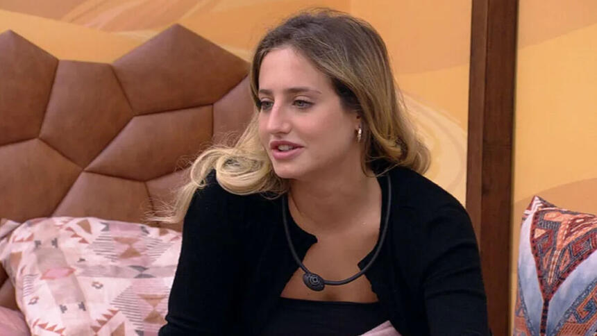 Bruna Griphao sentada no quarto deserto no BBB 23