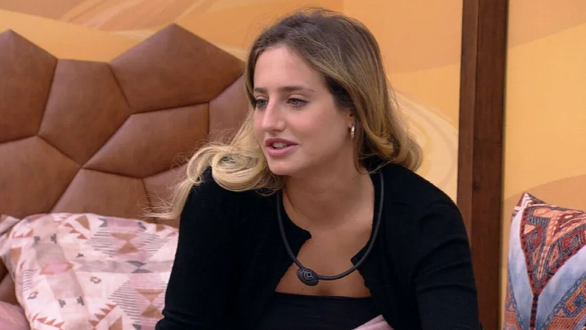Bruna Griphao sentada no quarto deserto no BBB 23