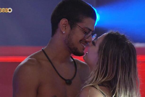 Bruna e Gabriel dançam agarrados na pista de dança do BBB 23.