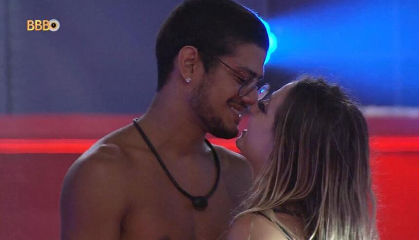 Bruna e Gabriel dançam agarrados na pista de dança do BBB 23.