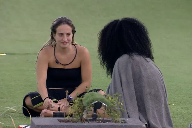 Bruna Griphao e Marvvila enroladas na toalha, sentadas no jardim do BBB 23