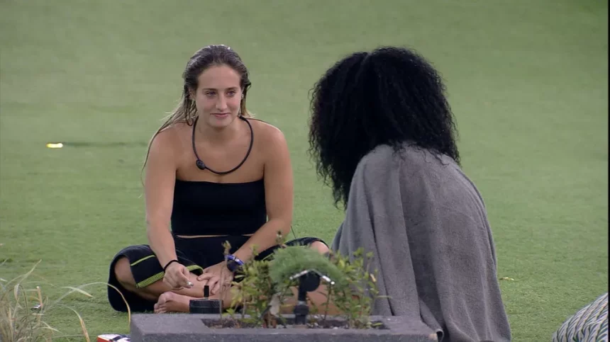 Bruna Griphao e Marvvila enroladas na toalha, sentadas no jardim do BBB 23