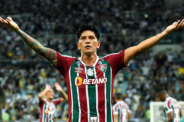 Cano de braços abertos, comemorando gol com a camisa do Fluminense